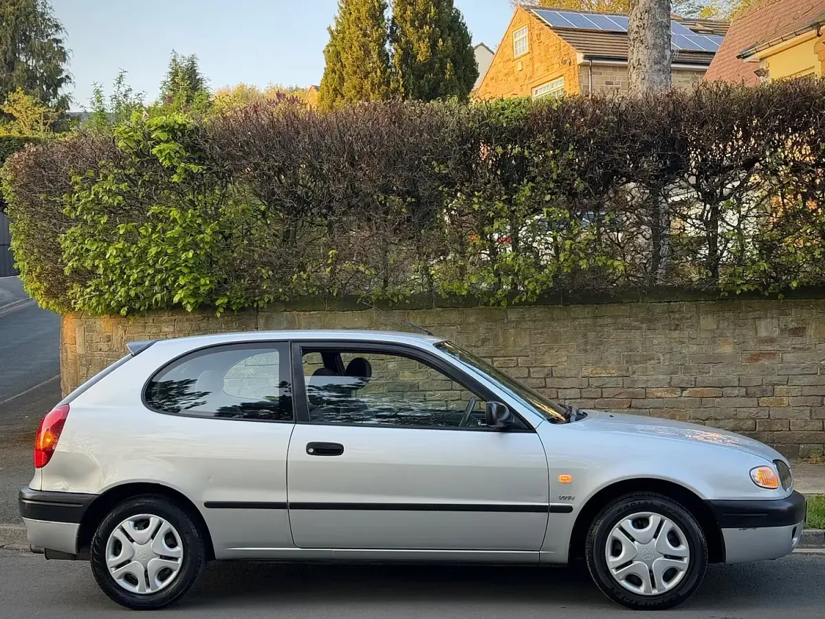 Used Toyota Corolla 97 HP (71 kW) 2001 Silver Hatchback