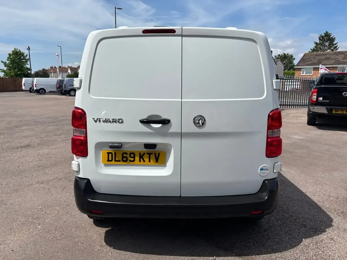 Used Vauxhall Vivaro 100 HP (73 kW) 2019 White MPV