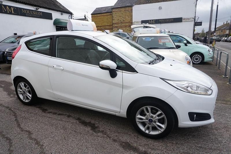 Used Ford Fiesta Zetec 82 HP (60 kW) 2016 White Hatchback