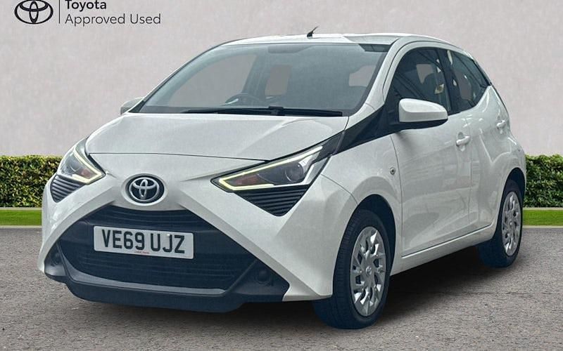 Used Toyota Aygo X-play 72 HP (52 kW) 2019 White flash Hatchback