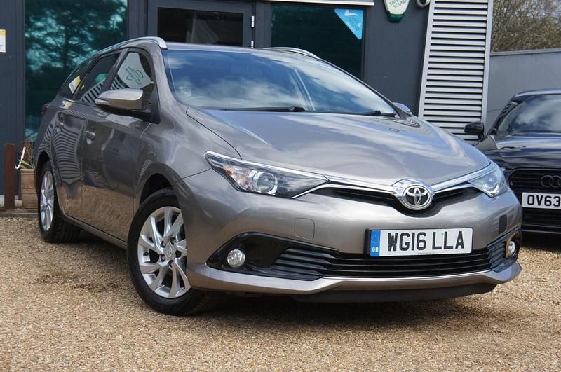 Used Toyota Auris Business Edition 116 HP (85 kW) 2016 Bronze Estate