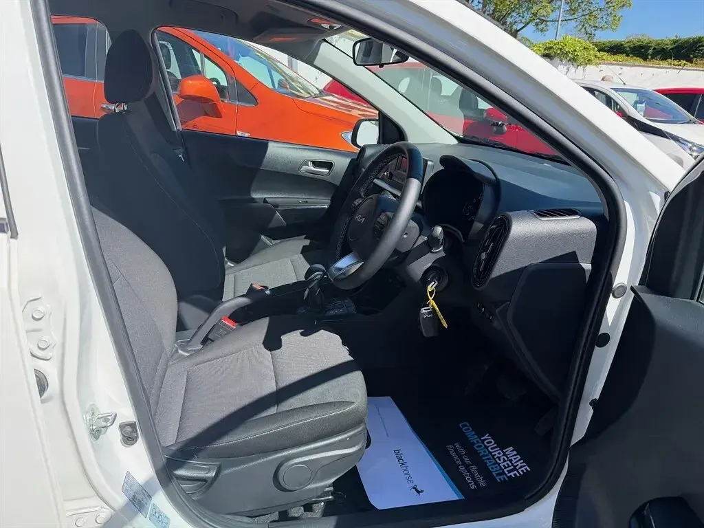 Used Kia Picanto 67 HP (49 kW) 2022 White Hatchback