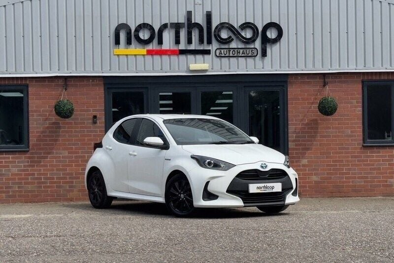 White Used 2021 Toyota Yaris Hybrid Hatchback | £12,250 (Good price) - Image 1/4