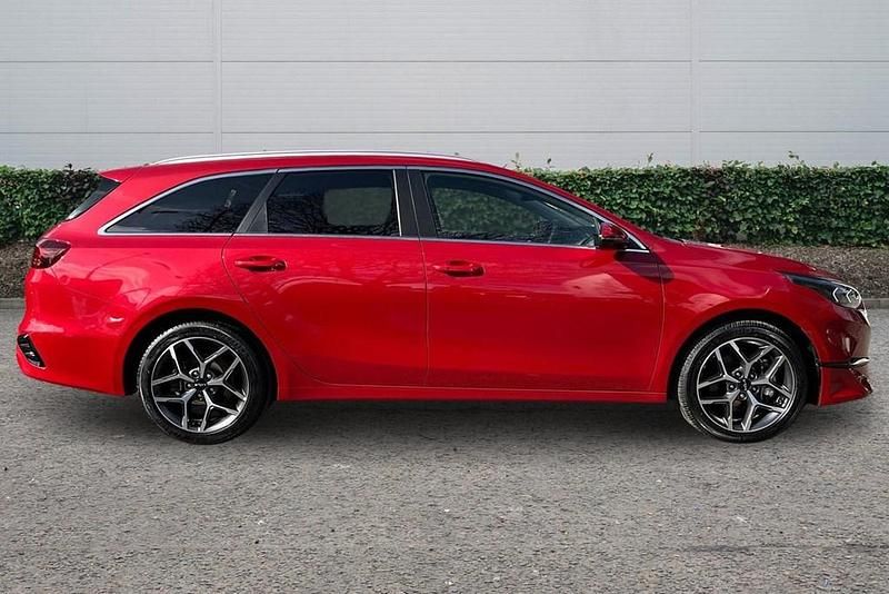 Used Kia Ceed 138 HP (101 kW) 2025 Red Hatchback