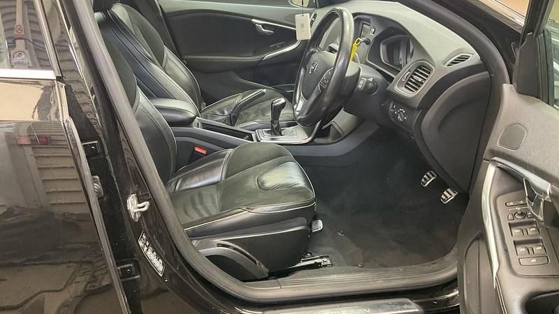 Used Volvo V40 R-Design 120 HP (88 kW) 2017 Black Hatchback