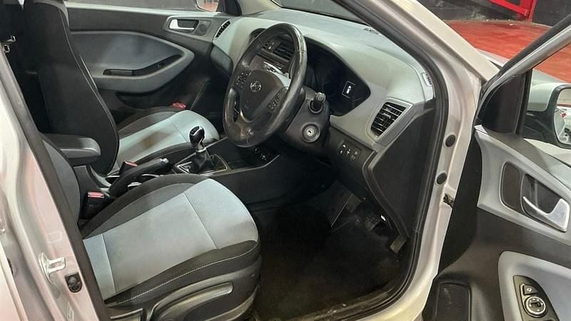 Used Hyundai i20 Premium 100 HP (73 kW) 2016 Silver Hatchback