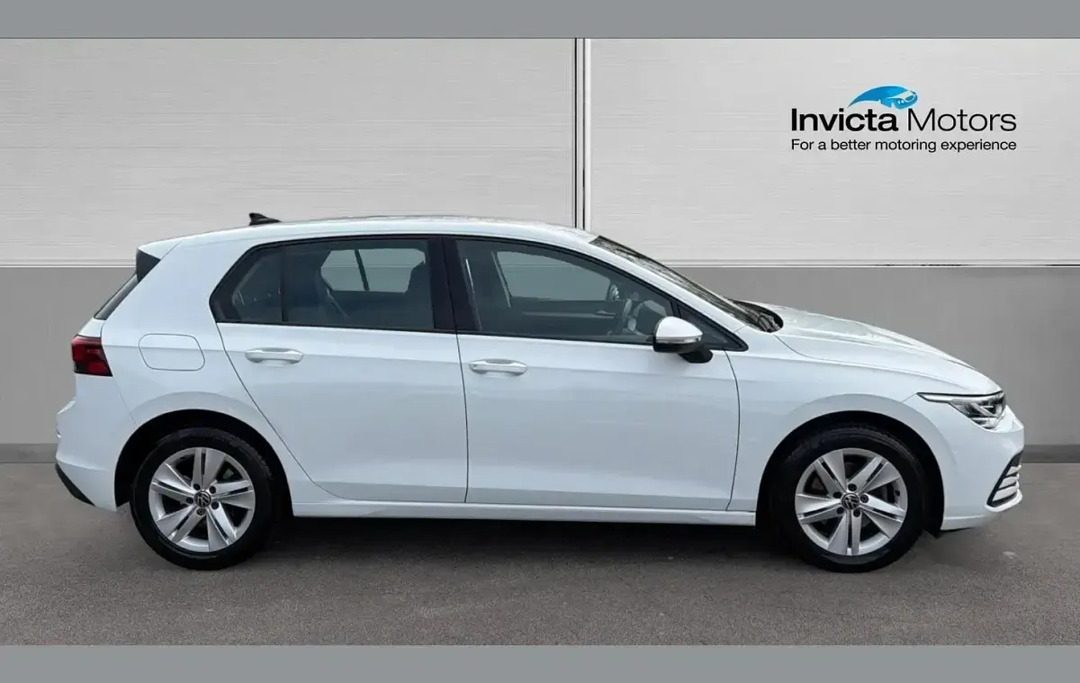 Begagnad VW Golf VIII Life 150 HK (110 kW) 2023 Vit Halvkombi