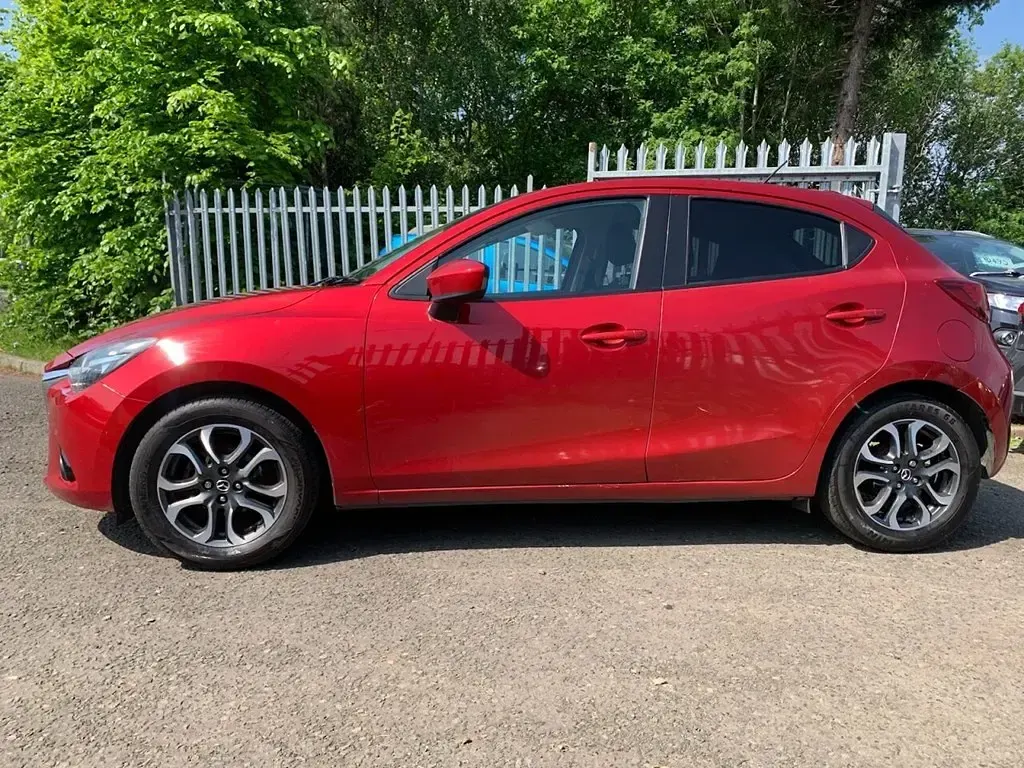 Used Mazda 2 Edition 89 HP (65 kW) 2015 Red Hatchback