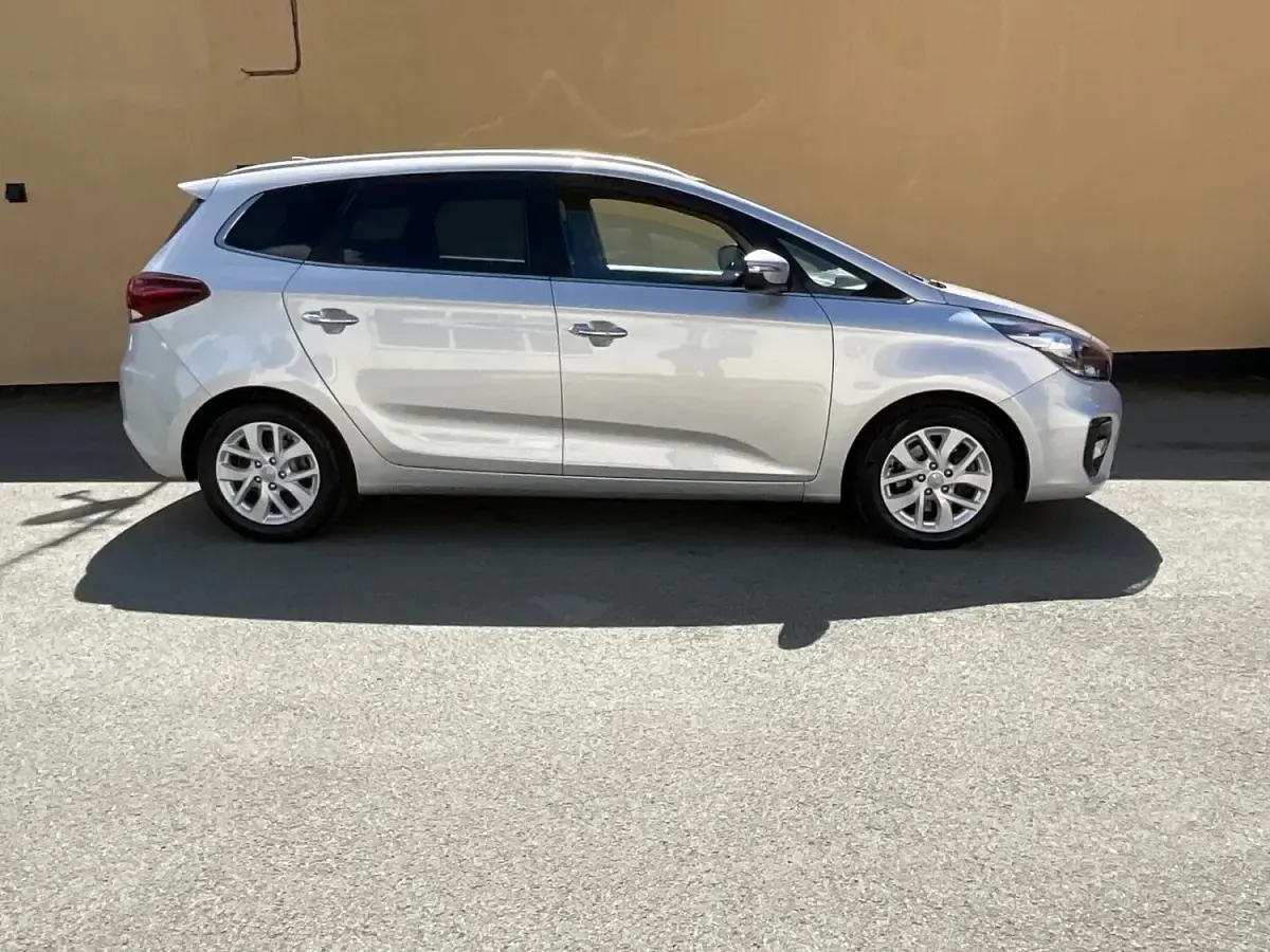 Used Kia Carens 114 HP (83 kW) 2017 Silver MPV
