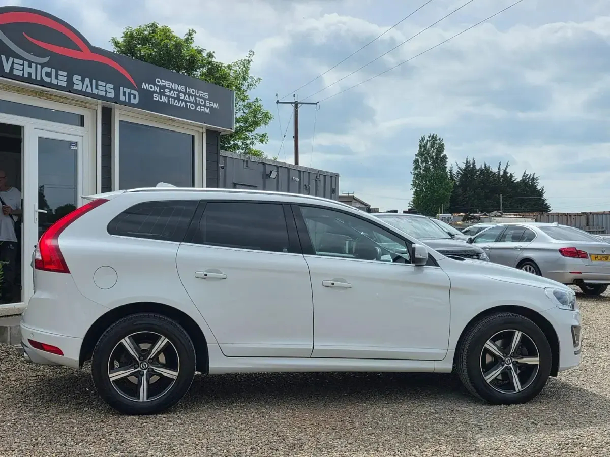 Begagnad Volvo XC60 R-Design 190 HK (139 kW) 2017 Vit SUV