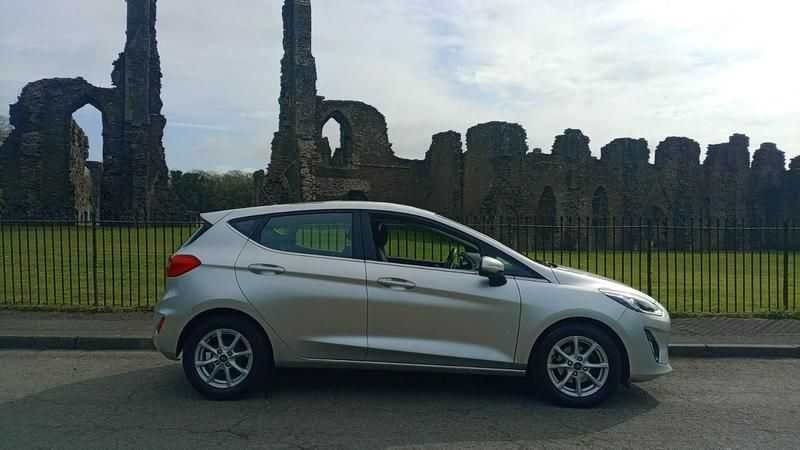Usado Ford Fiesta Zetec 100 HP (73 kW) 2018 Prateado Citadino