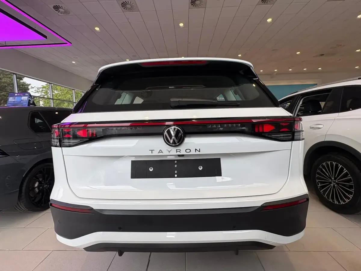 Used VW Touran Life 150 HP (110 kW) 2026 Pure white MPV