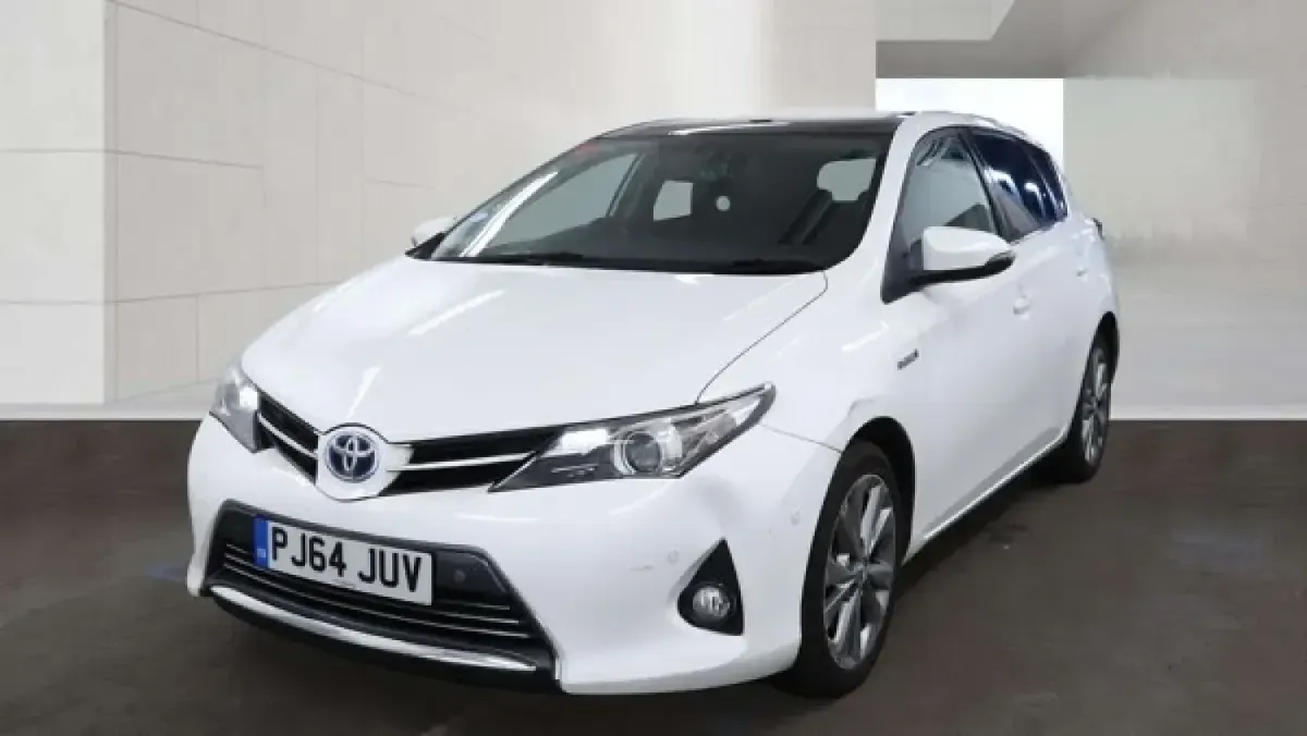 Used Toyota Auris Hybrid 136 HP (100 kW) 2014 White Hatchback