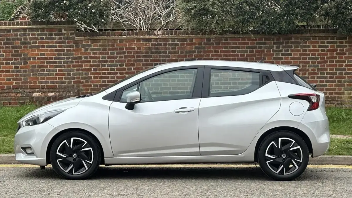 Używany Nissan Micra Acenta 91 KM (66 kW) 2022 Srebrny Hatchback