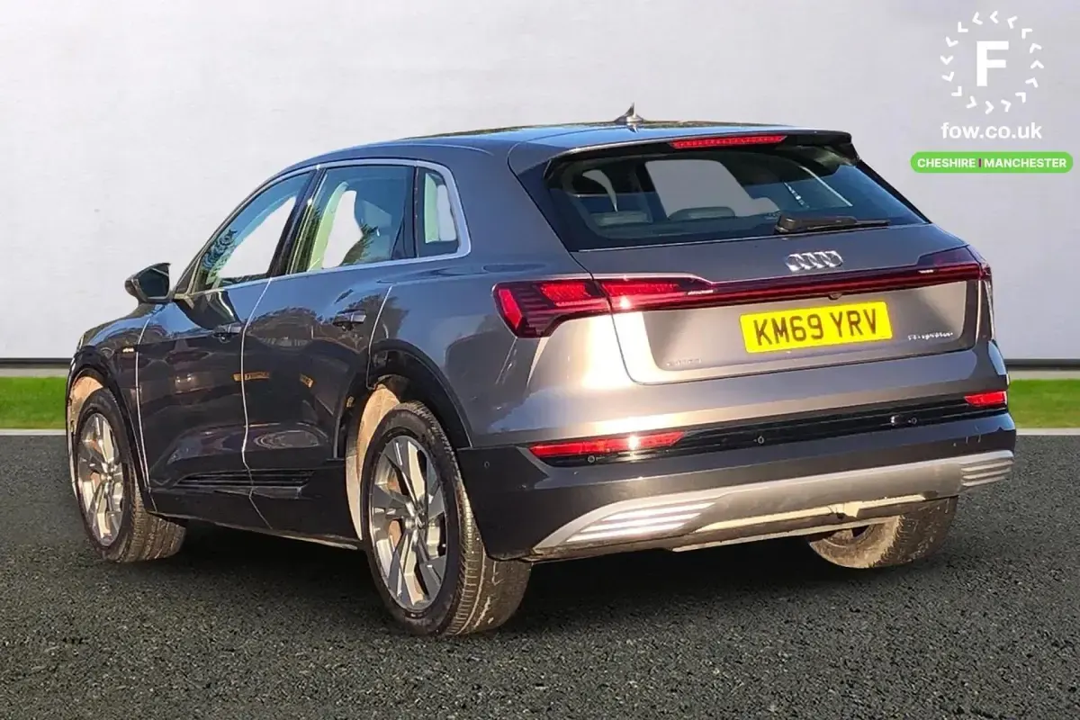 Usado Audi e-tron Advanced 300 kW (408 CV) 2020 Gris SUV