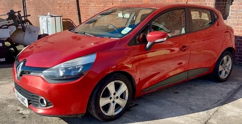 Used Renault Clio IV Expression+ 90 HP (66 kW) 2014 Red Hatchback