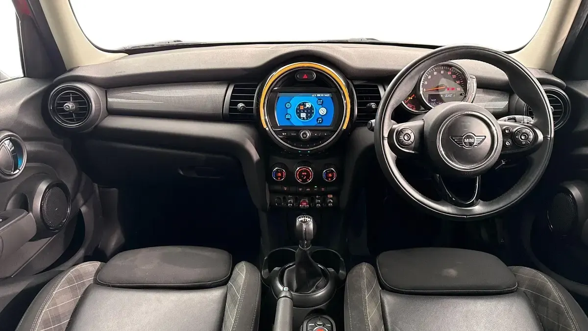 Used Mini Cooper Hatch 134 HP (98 kW) 2018 Red Hatchback