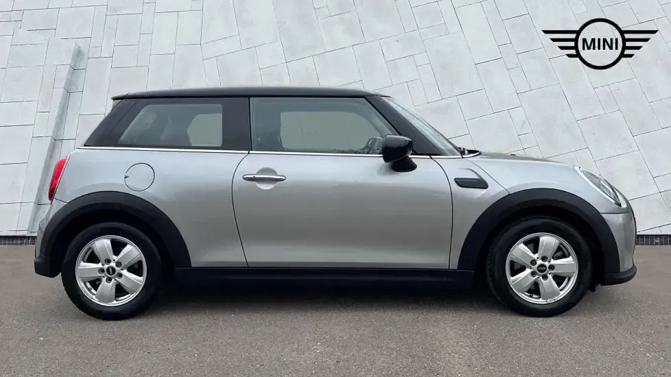 Usado Mini Cooper Classic 134 HP (98 kW) 2023 Prateado Citadino