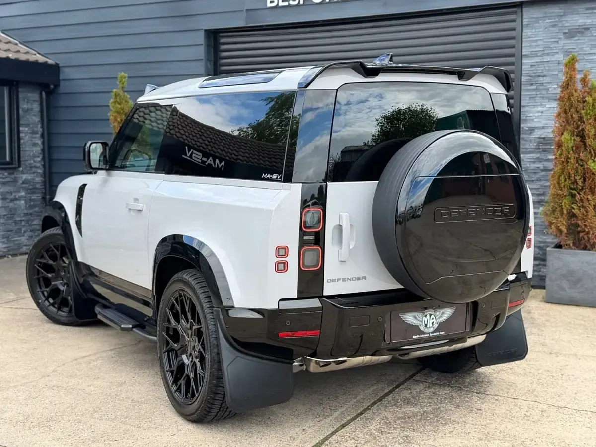 Uusi Land Rover Defender S 2026 Harmaa Katumaasturi