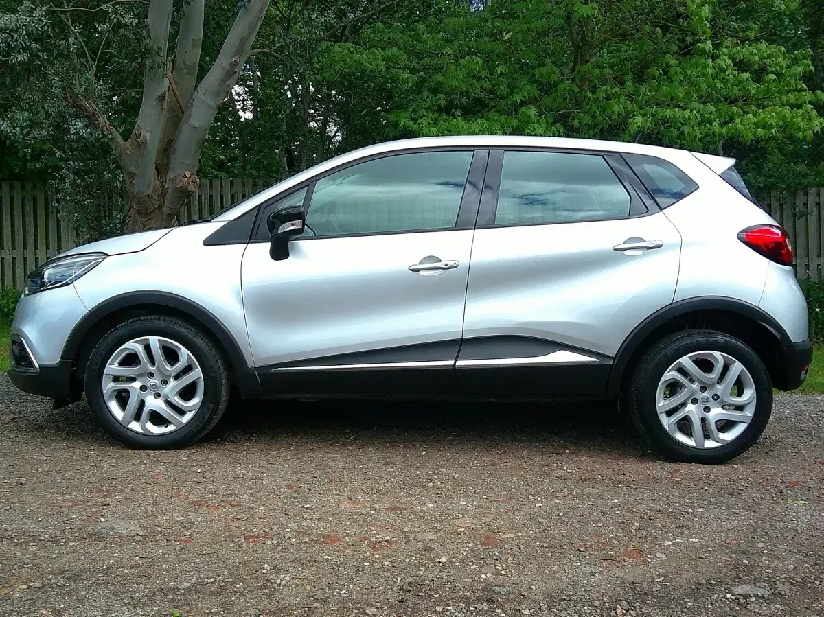 Used Renault Captur Dynamique 90 HP (66 kW) 2016 Silver SUV