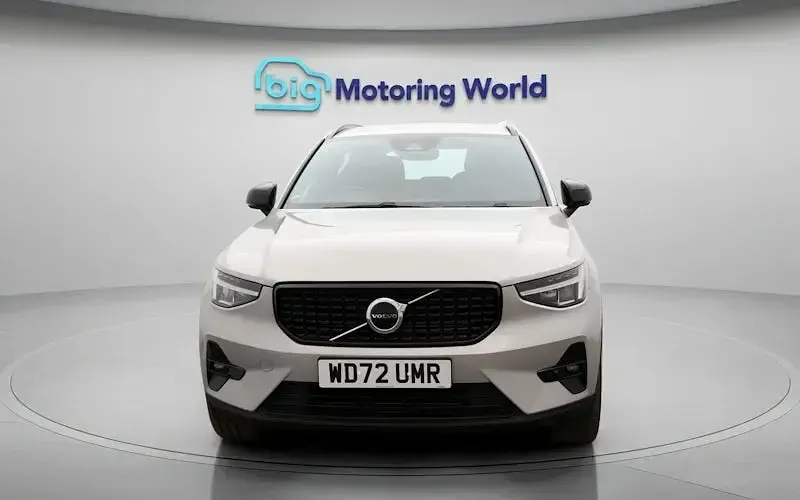 Usado Volvo XC40 Plus 211 CV (155 kW) 2023 Plateado SUV