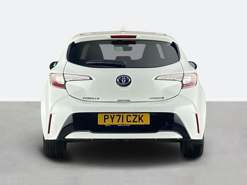 Begagnad Toyota Corolla Design 122 HK (89 kW) 2021 Vit Halvkombi