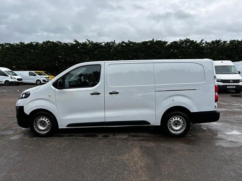 Used Vauxhall Vivaro S 100 HP (73 kW) 2023 White MPV