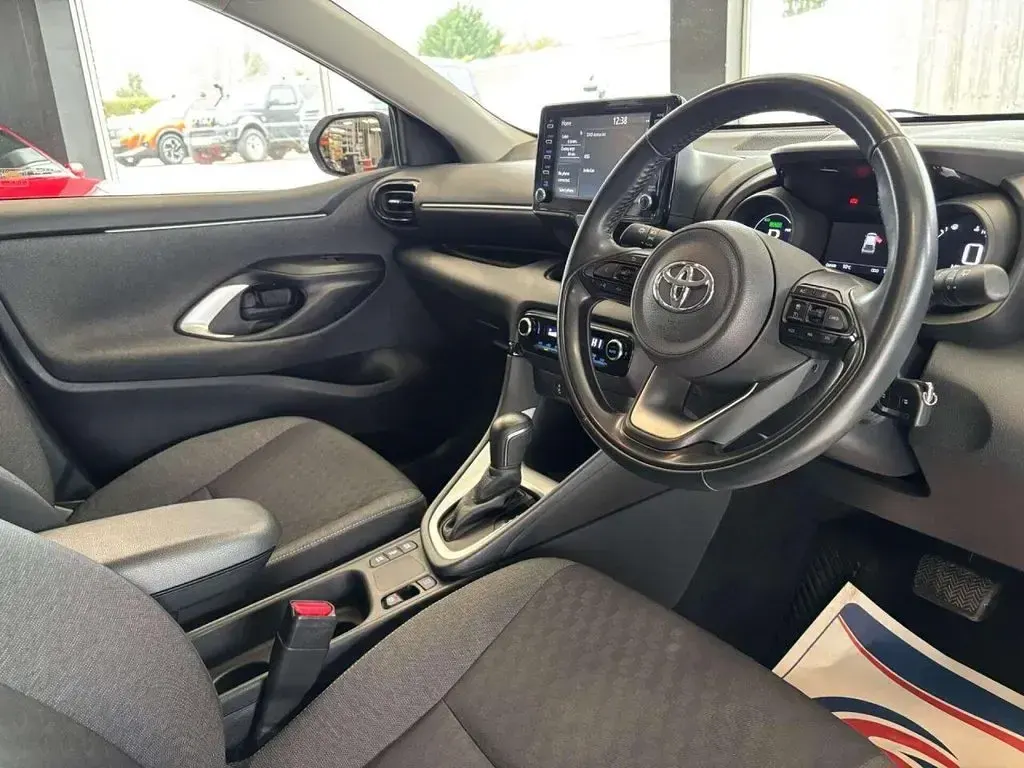 Used Toyota Yaris Design 116 HP (85 kW) 2022 White Hatchback
