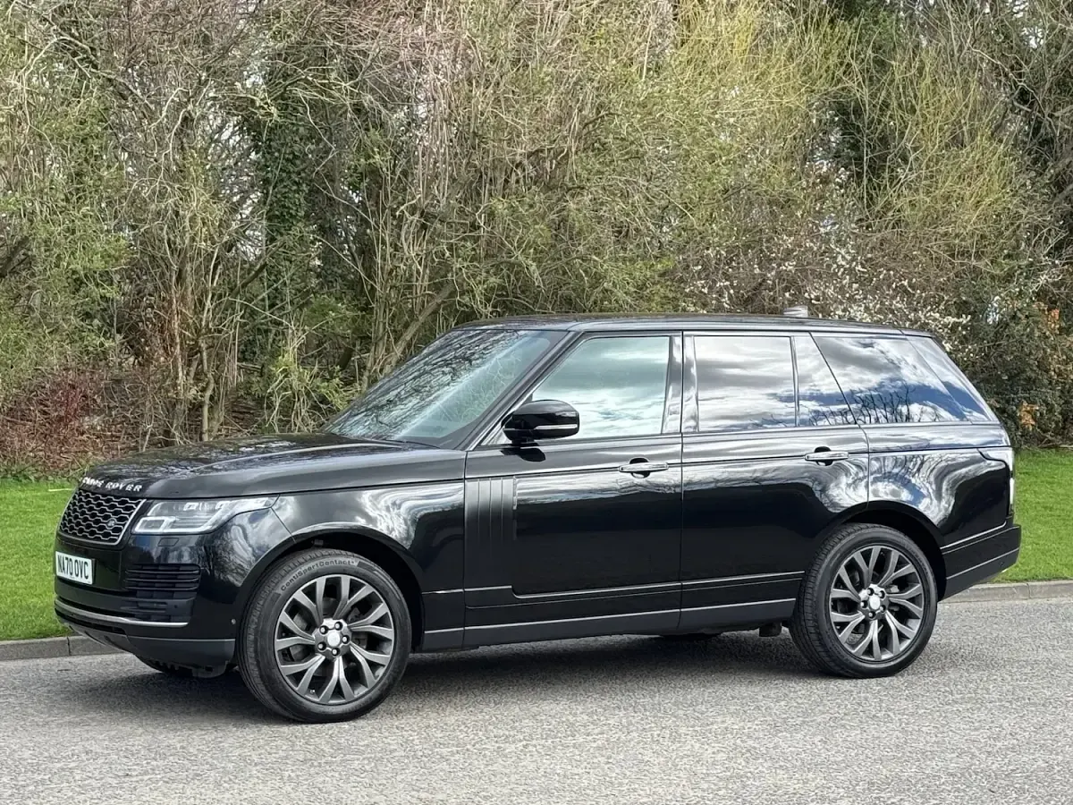 Used Land Rover Range Rover Vogue SE 275 HP (202 kW) 2020 Black metallic SUV