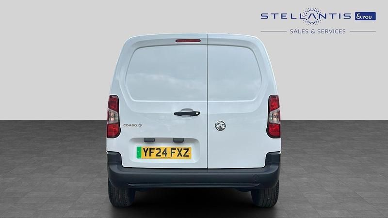 Second-hand Vauxhall Combo 98 kW (134 CP) 2024 Alb Monovolum