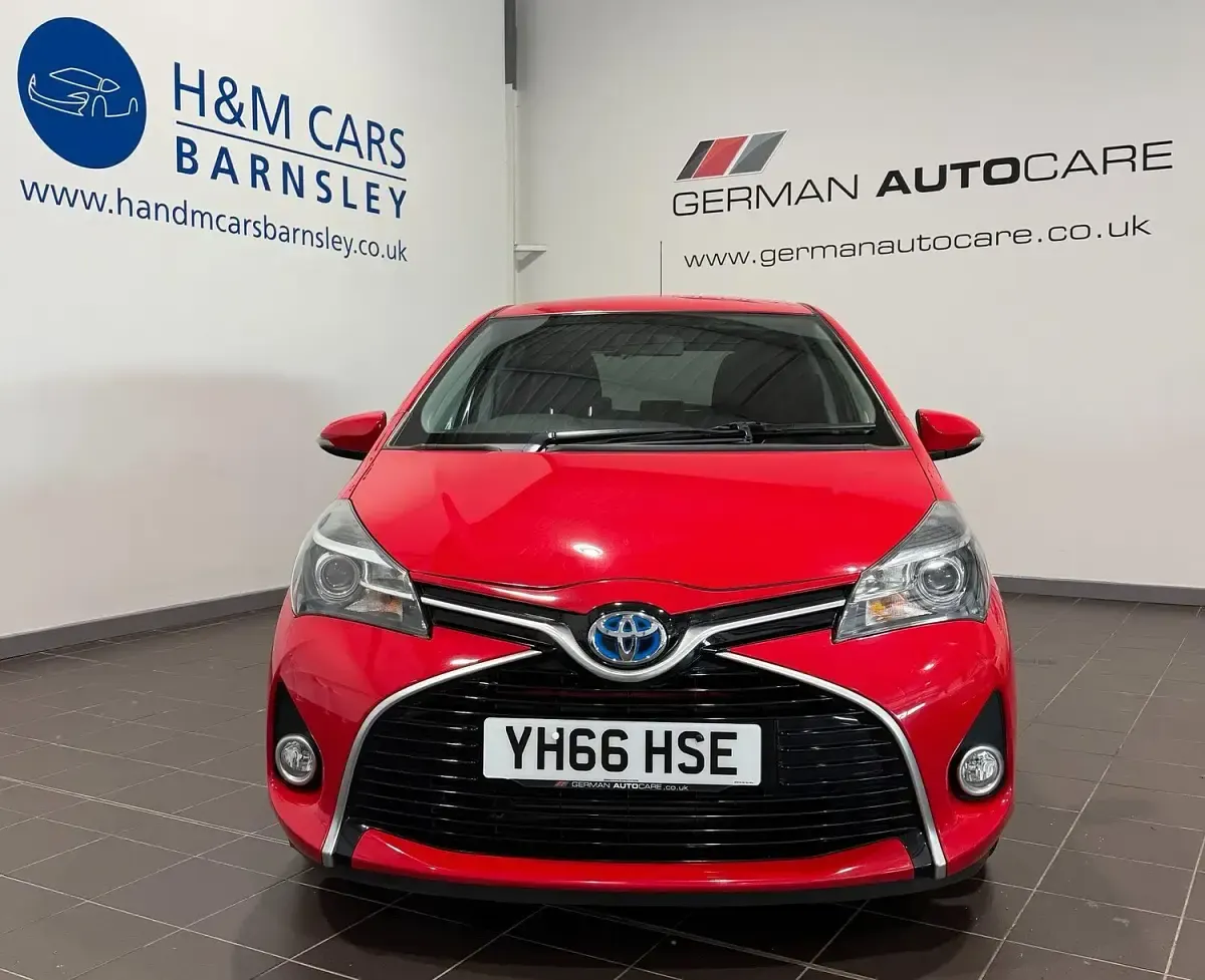 Used Toyota Yaris 101 HP (74 kW) 2016 Red Hatchback