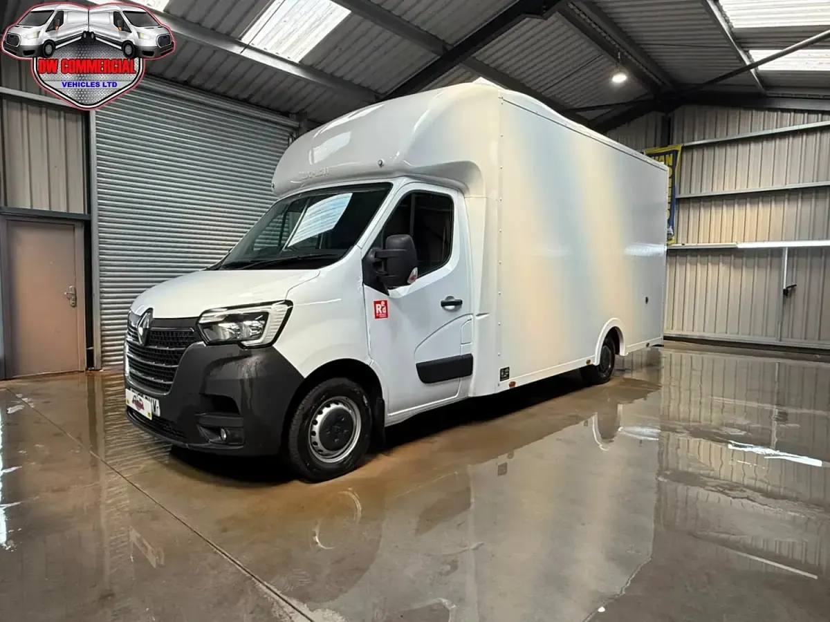 Used Renault Master 145 HP (106 kW) 2023 White MPV