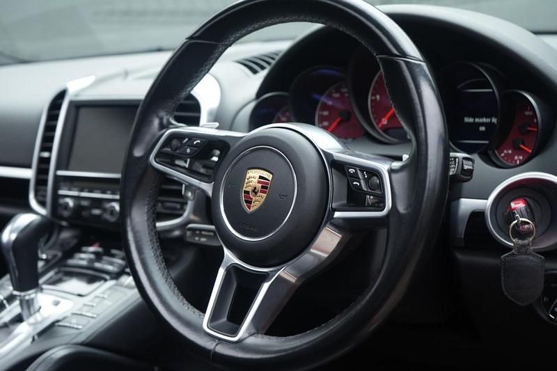 Used Porsche Cayenne 262 HP (192 kW) 2015 Red SUV