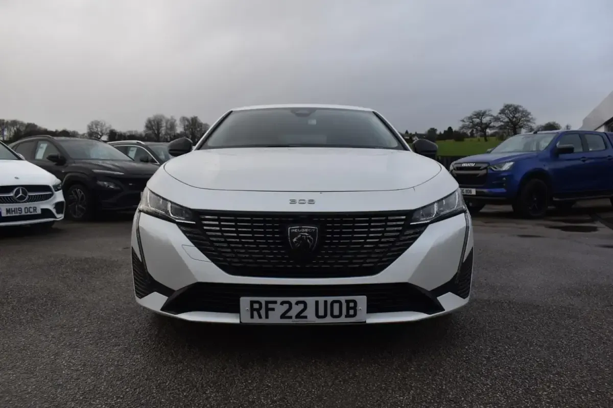 Gebraucht Peugeot 308 Allure 130 PS (95 kW) 2022 Weiß Kleinwagen