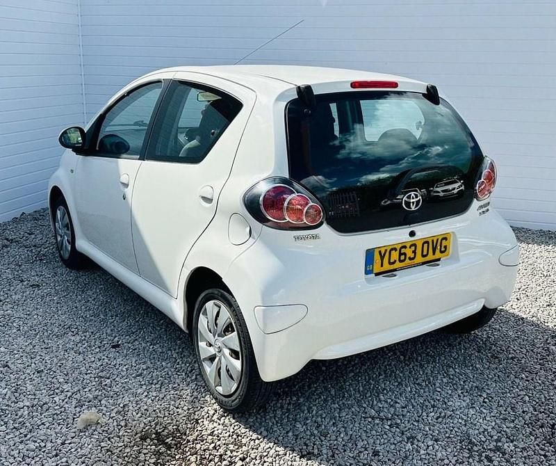 Begagnad Toyota Aygo 68 HK (50 kW) 2013 Vit Halvkombi