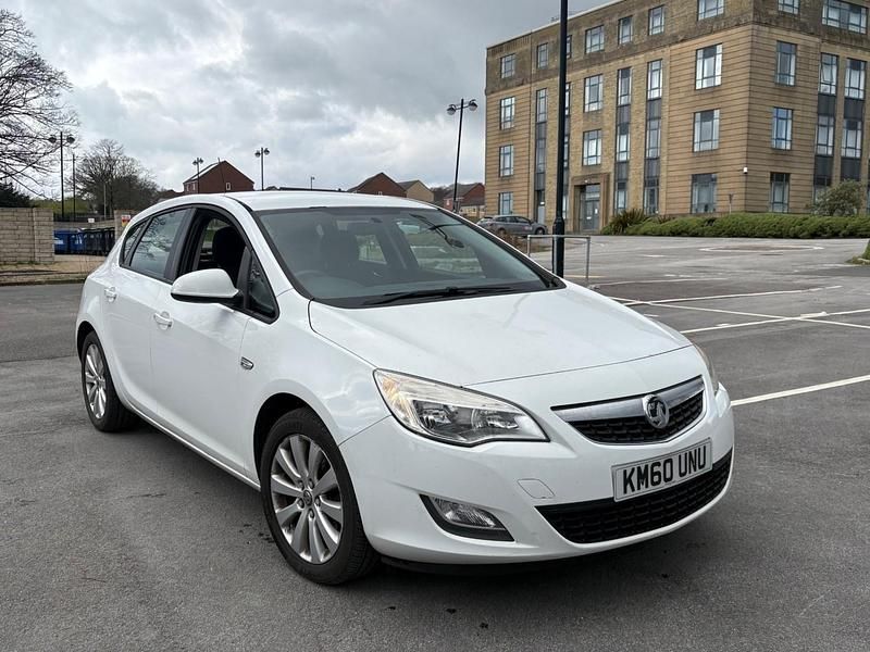 Used Vauxhall Astra 2010 White Hatchback