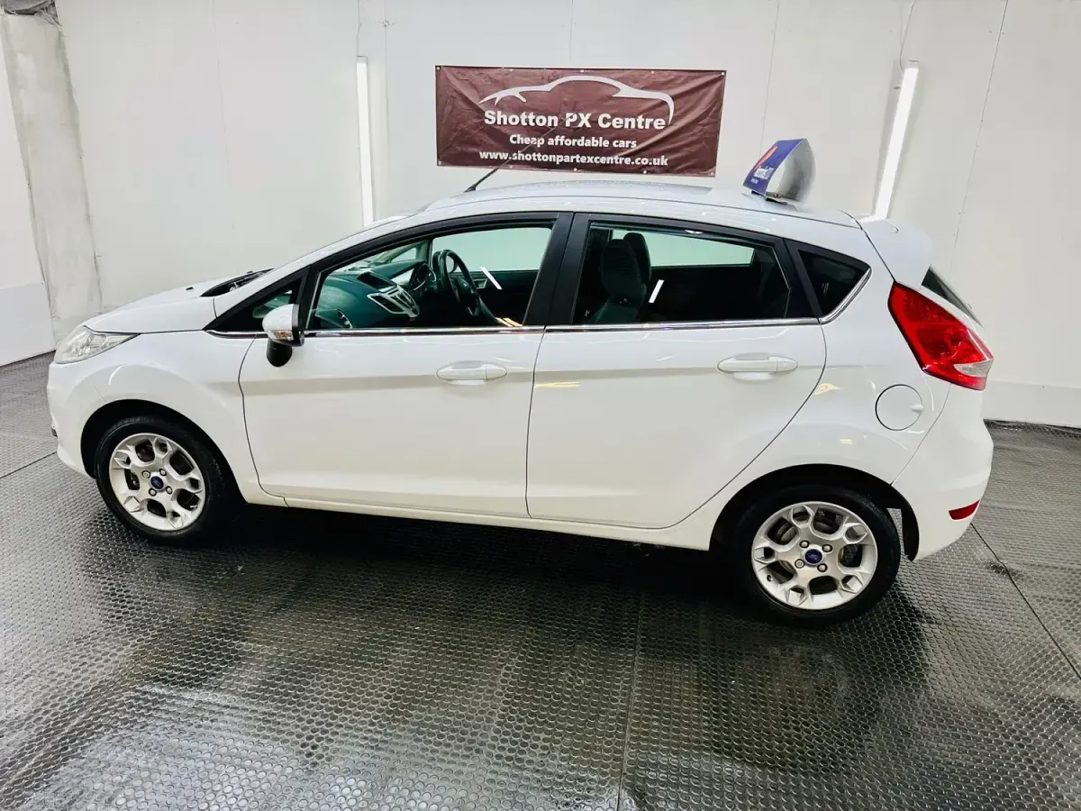Used Ford Fiesta Zetec 70 HP (51 kW) 2012 White Hatchback