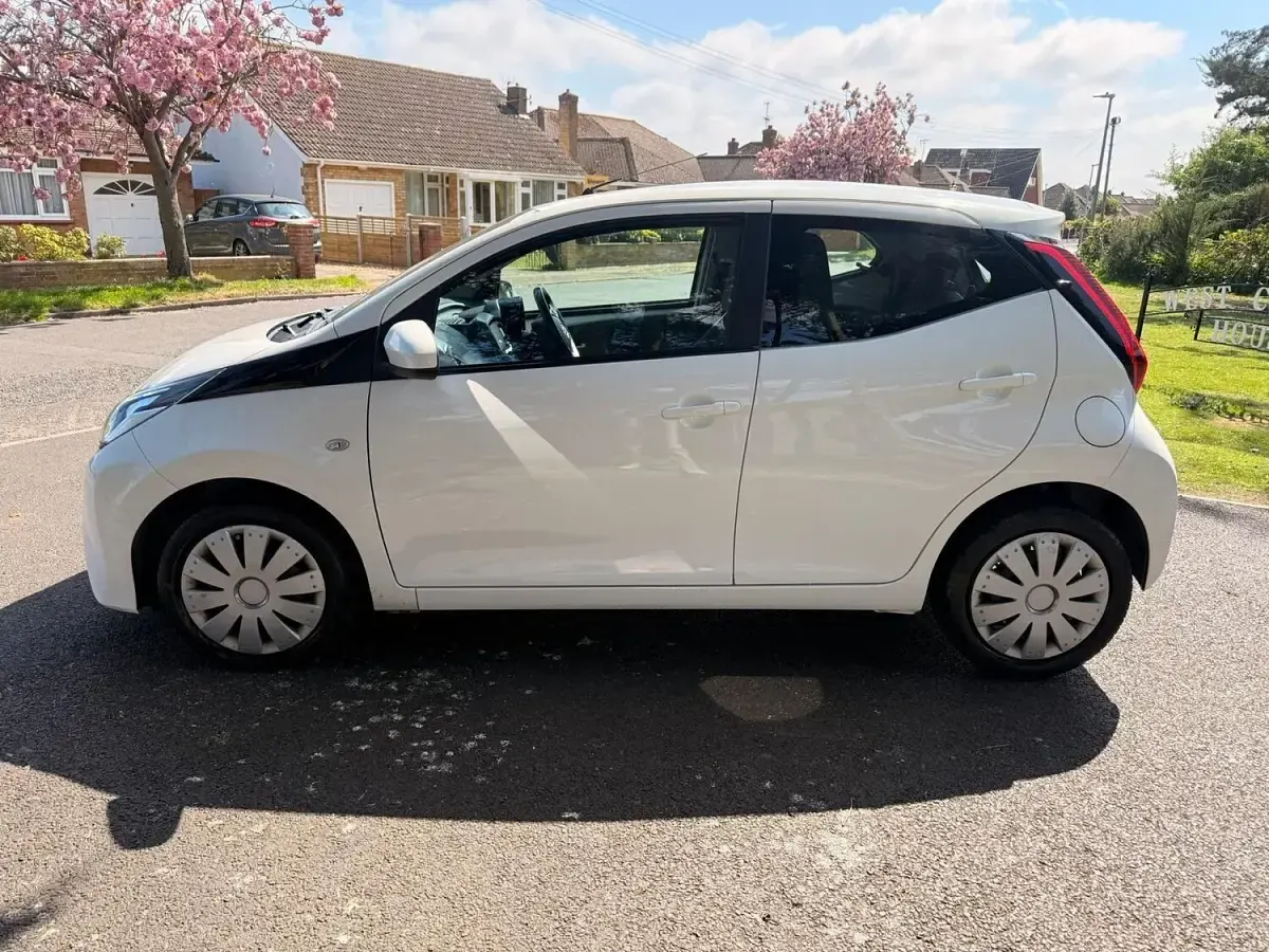 Used Toyota Aygo X-play 2018 White Hatchback