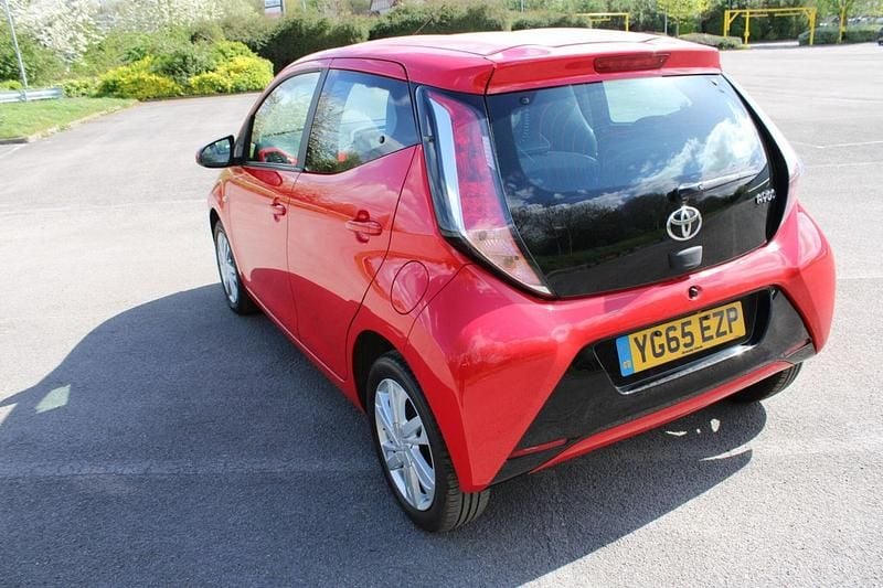 Begagnad Toyota Aygo x-press 2015 Röd Halvkombi