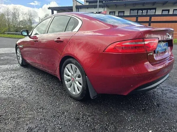 Begagnad Jaguar XE Prestige 163 HK (119 kW) 2015 Röd Sedan