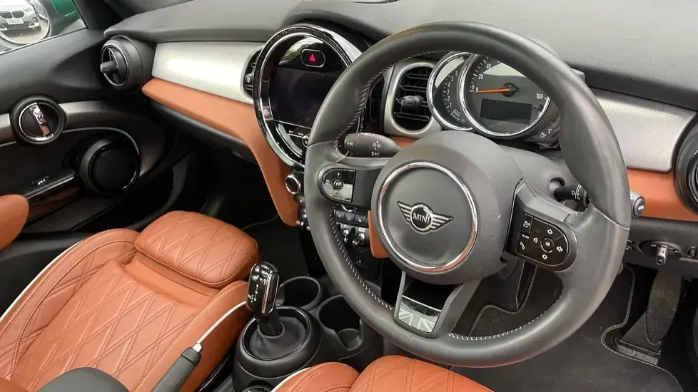Begagnad Mini Cooper Exclusive 134 HK (98 kW) 2022 Grön Halvkombi