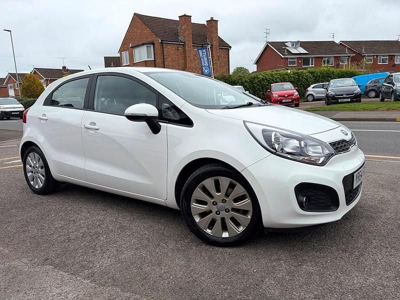 Used Kia Rio 107 HP (78 kW) 2014 White Hatchback
