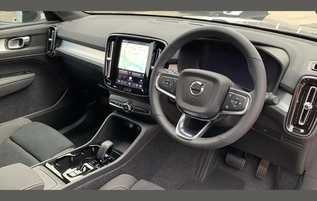 New Volvo XC40 Plus 161 HP (118 kW) 2026 Silver SUV