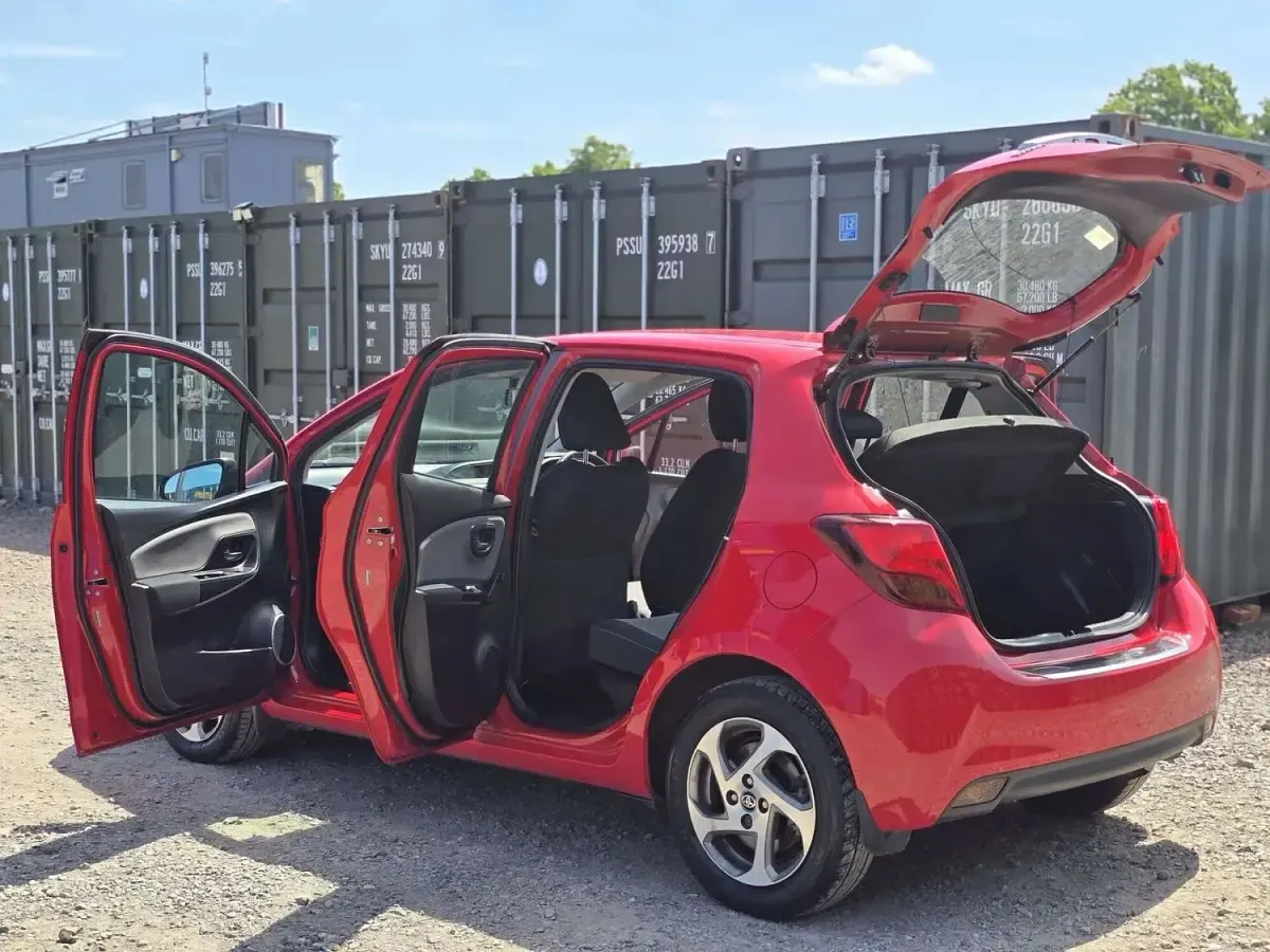 Used Toyota Yaris 101 HP (74 kW) 2015 Red Hatchback