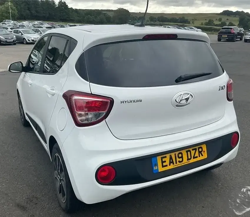 Used Hyundai i10 Premium 67 HP (49 kW) 2019 White Hatchback