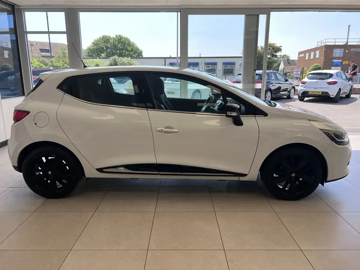 Used Renault Clio Dynamique 90 HP (66 kW) 2016 White Hatchback
