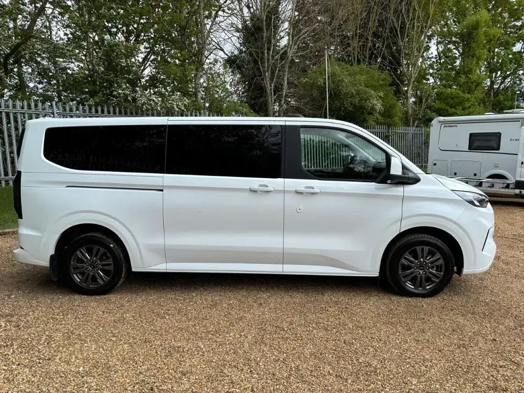 Begagnad Ford Tourneo Titanium 170 HK (125 kW) 2025 Vit Minibuss