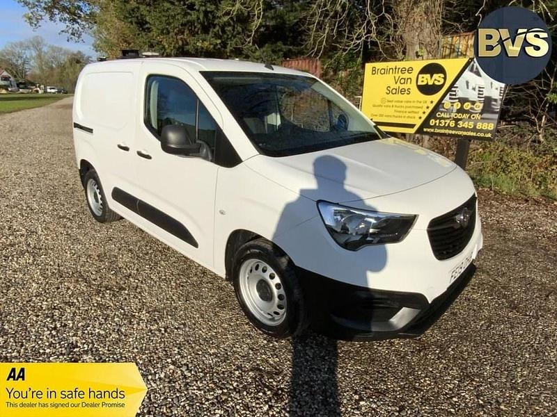 Second-hand Vauxhall Combo Edition 100 CP (73 kW) 2019 Alb Van