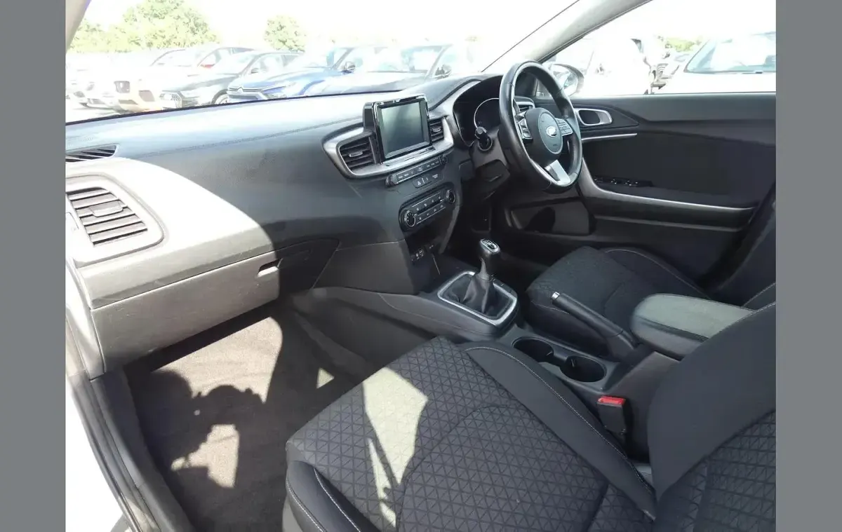 Used Kia Ceed 117 HP (86 kW) 2019 White Hatchback