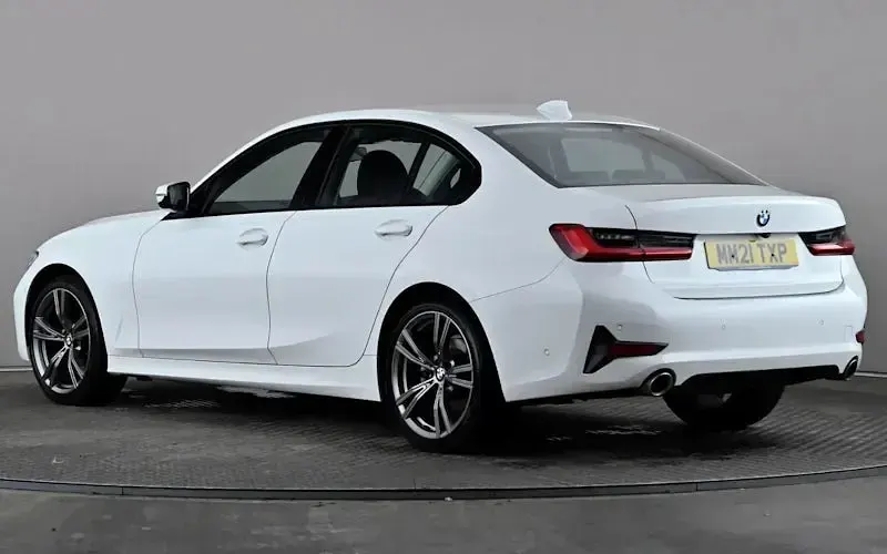 Used BMW 318 Sport Line 156 HP (114 kW) 2021 White Sedan
